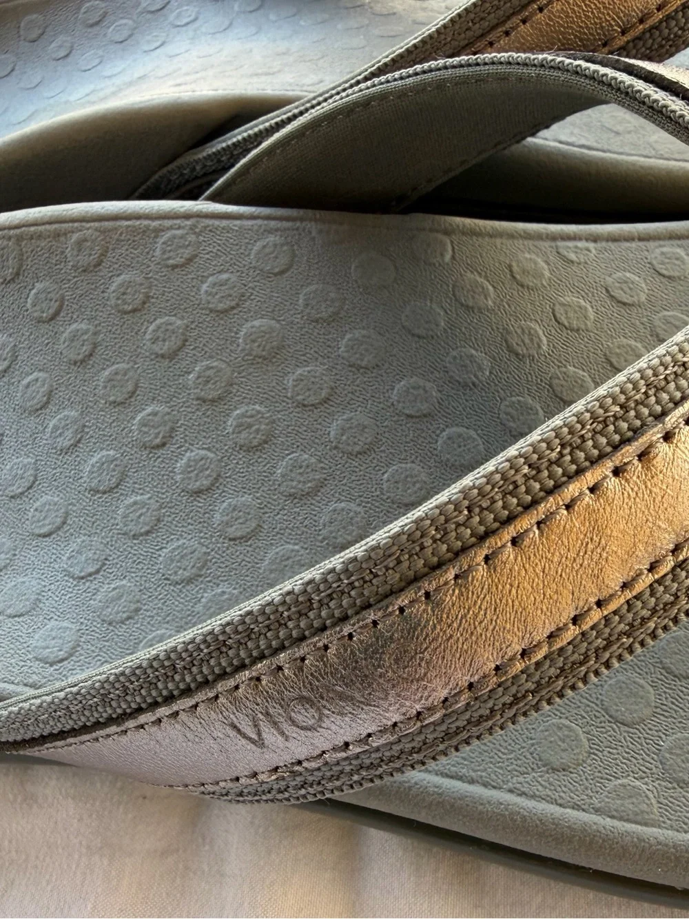Vionic Men’s Metallic Pewter Flip Flop Sandals Like New! Sz 12